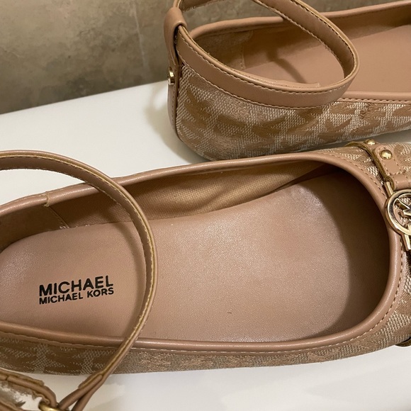 COPY - New MK flats size 4 but runs big - Picture 8 of 16